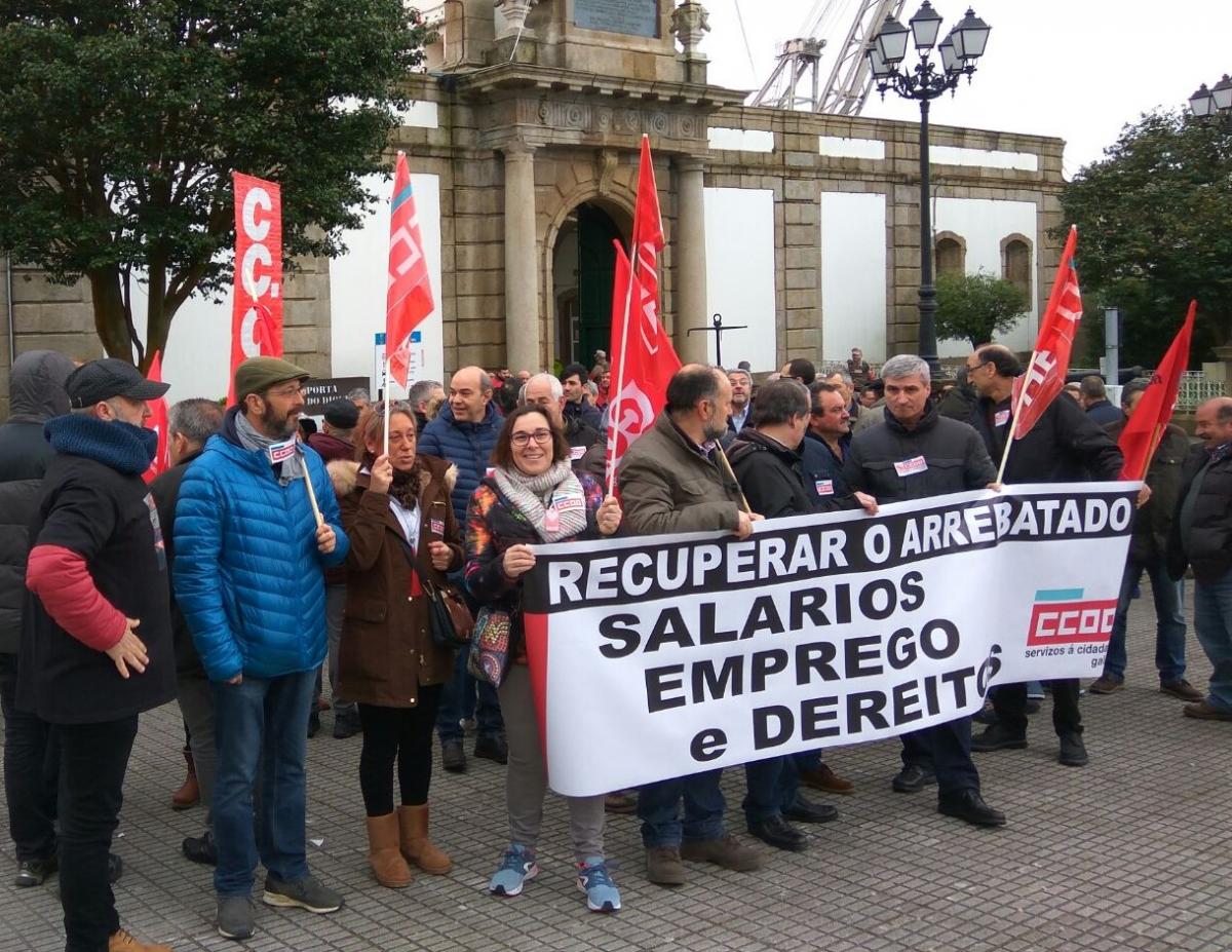 Concentracin de CCOO en la Puerta del dique del Arsenal de Ferrol