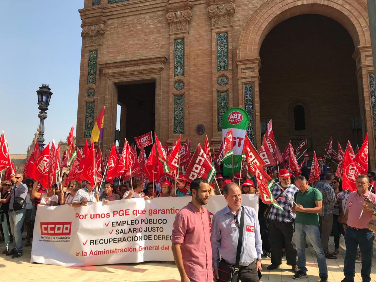 Daniel Gonzlez Rojas (IU) junto a Jos Manuel Vera (CCOO) en la Concentracin de Sevilla (2017)
