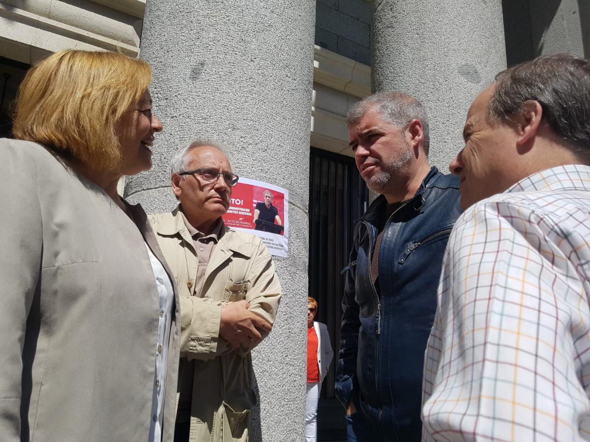 La Presidenta del Consejo CSIC, Rosa Mndez, saludando a Unai Sordo en presencia de Jos Manuel Vera y Pepe Fernndez